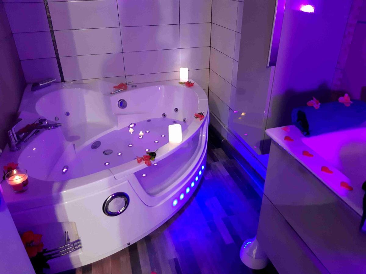 Luxe Sauna Privatif Et Grand Bain Jacuzzi A Deux A Biscarosse Plage Pour Nuit Romantique Avec Decoration Led Et Bougies Biscarrosse Buitenkant foto